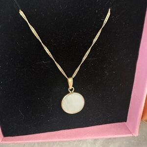 Elegant Gold Pendant Necklace